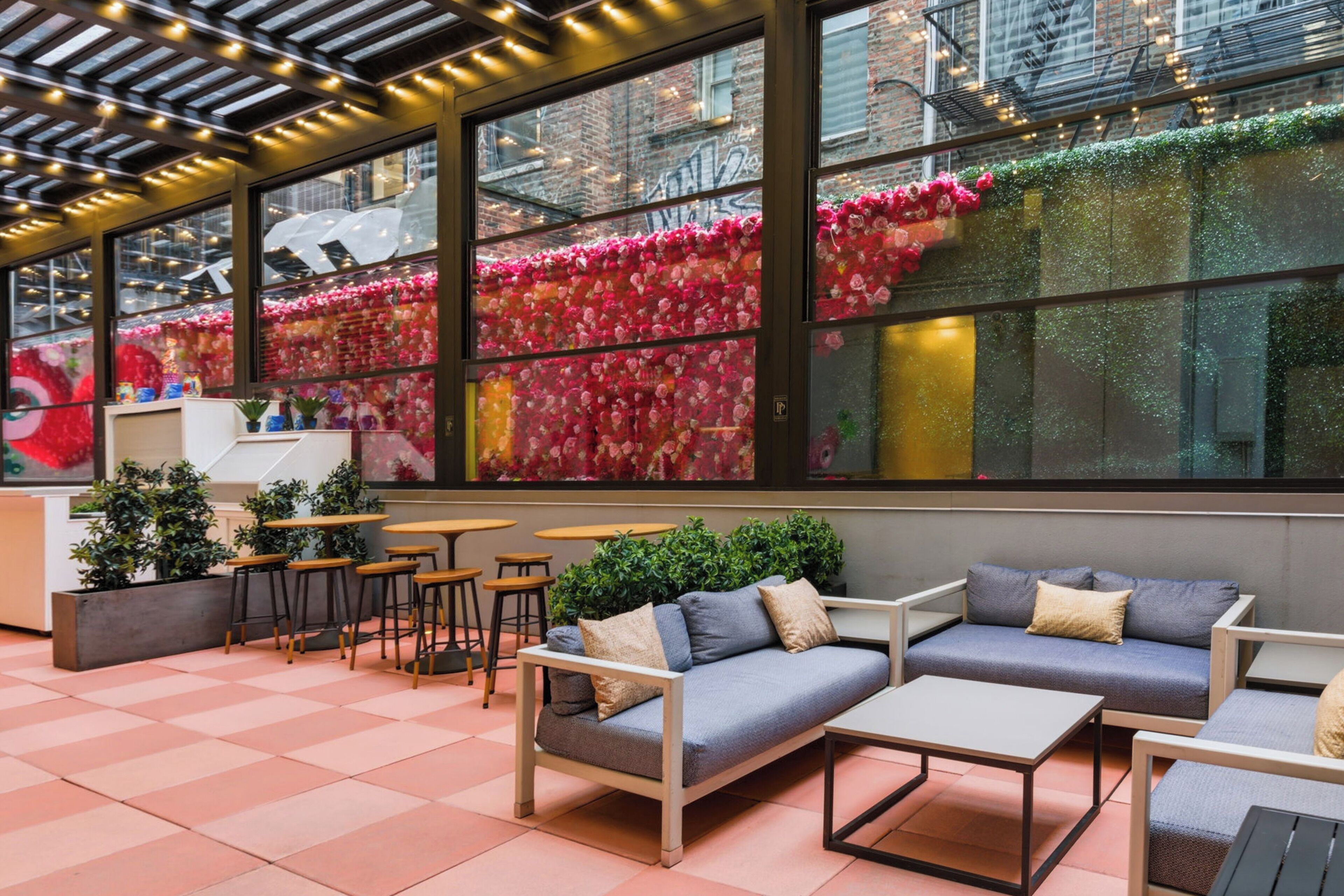 Breakfast, lunch, dinner served; American cuisine, alfresco dining 