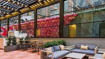 Breakfast, lunch, dinner served; American cuisine, alfresco dining