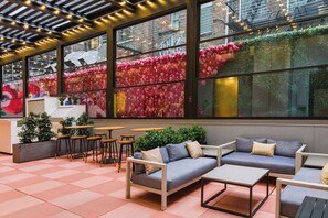 Serveert ontbijt, lunch, diner, Amerikaanse gerechten, buitendiner 