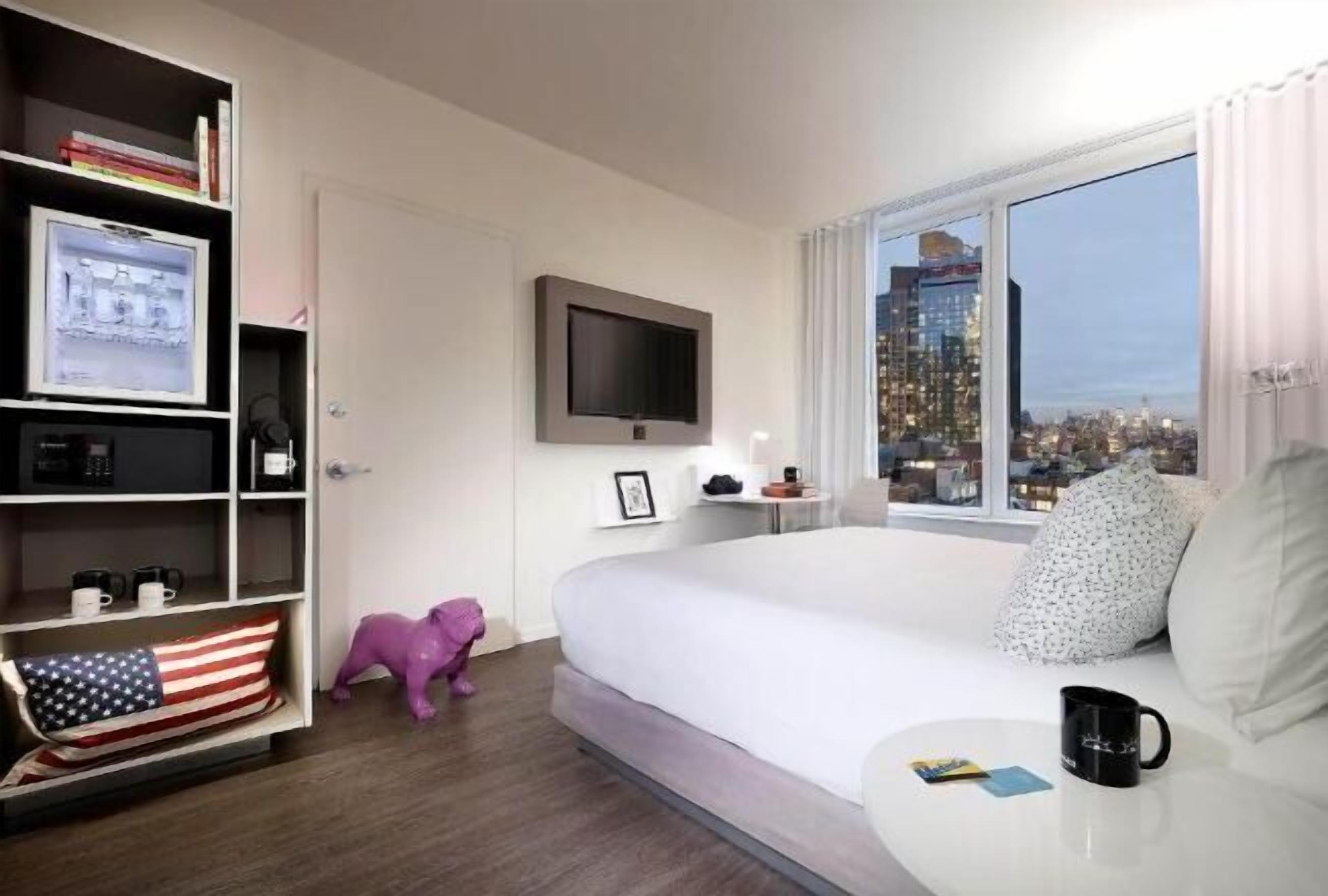 Hochwertige Bettwaren, Zimmersafe, Schreibtisch, Verdunkelungsvorhänge