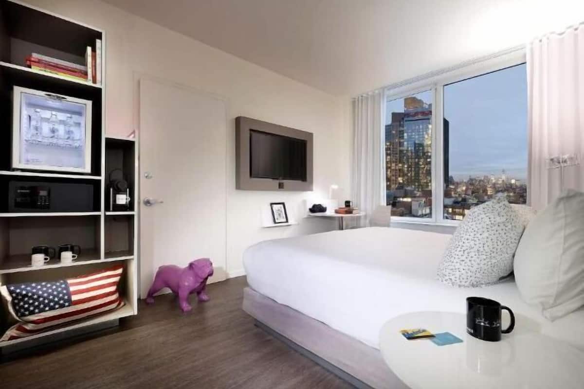 Premium bedding, in-room safe, desk, blackout drapes