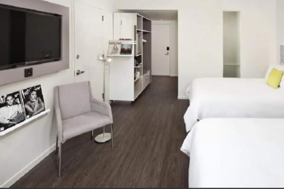 Premium bedding, in-room safe, desk, blackout drapes