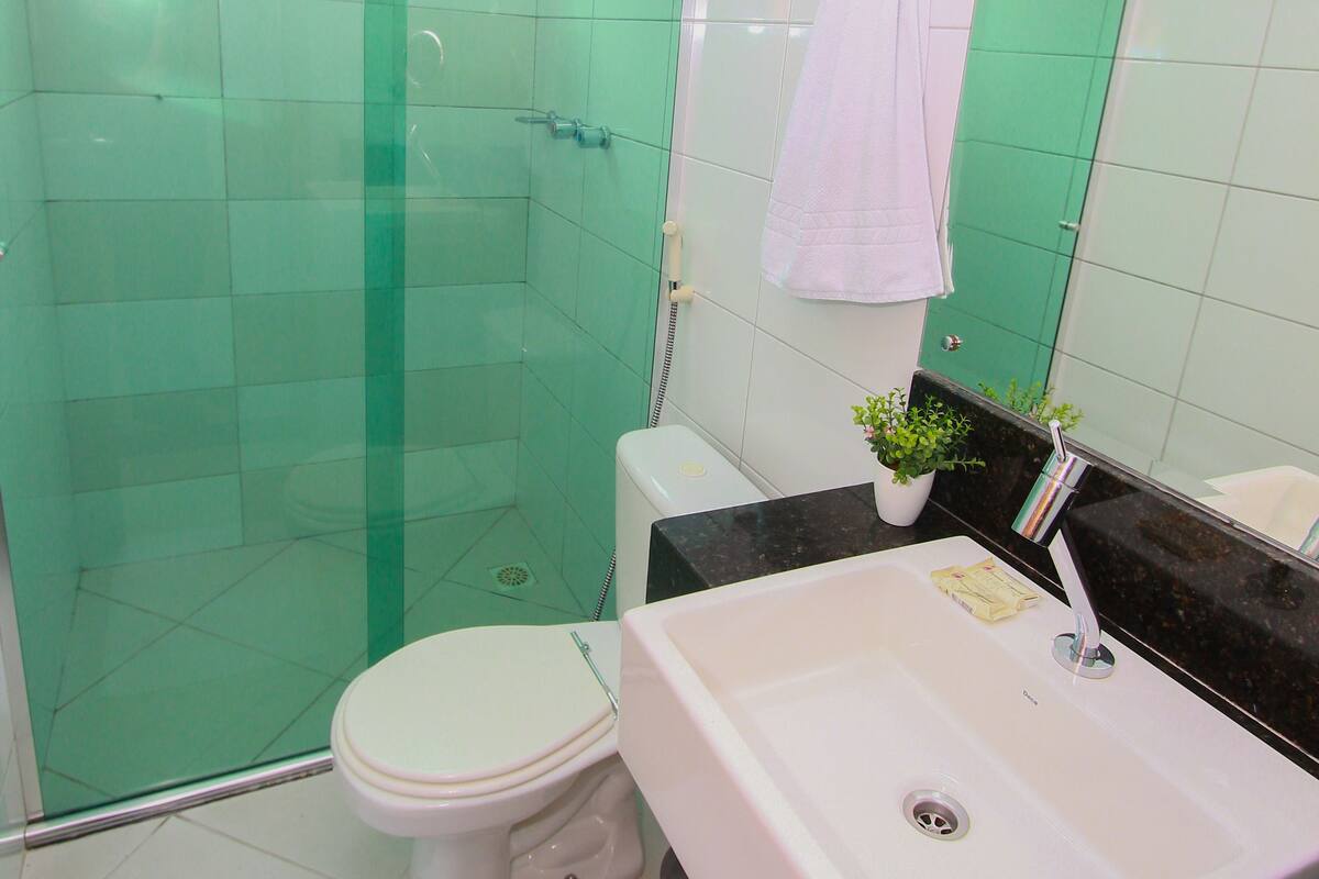 standard single room | bathroom | shower, hair dryer, towels
