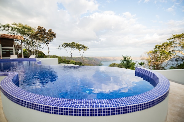 Piscina a l'aire lliure i gandules