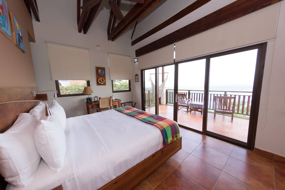 Room, 1 King Bed | 1 bedroom, in-room safe, desk, soundproofing