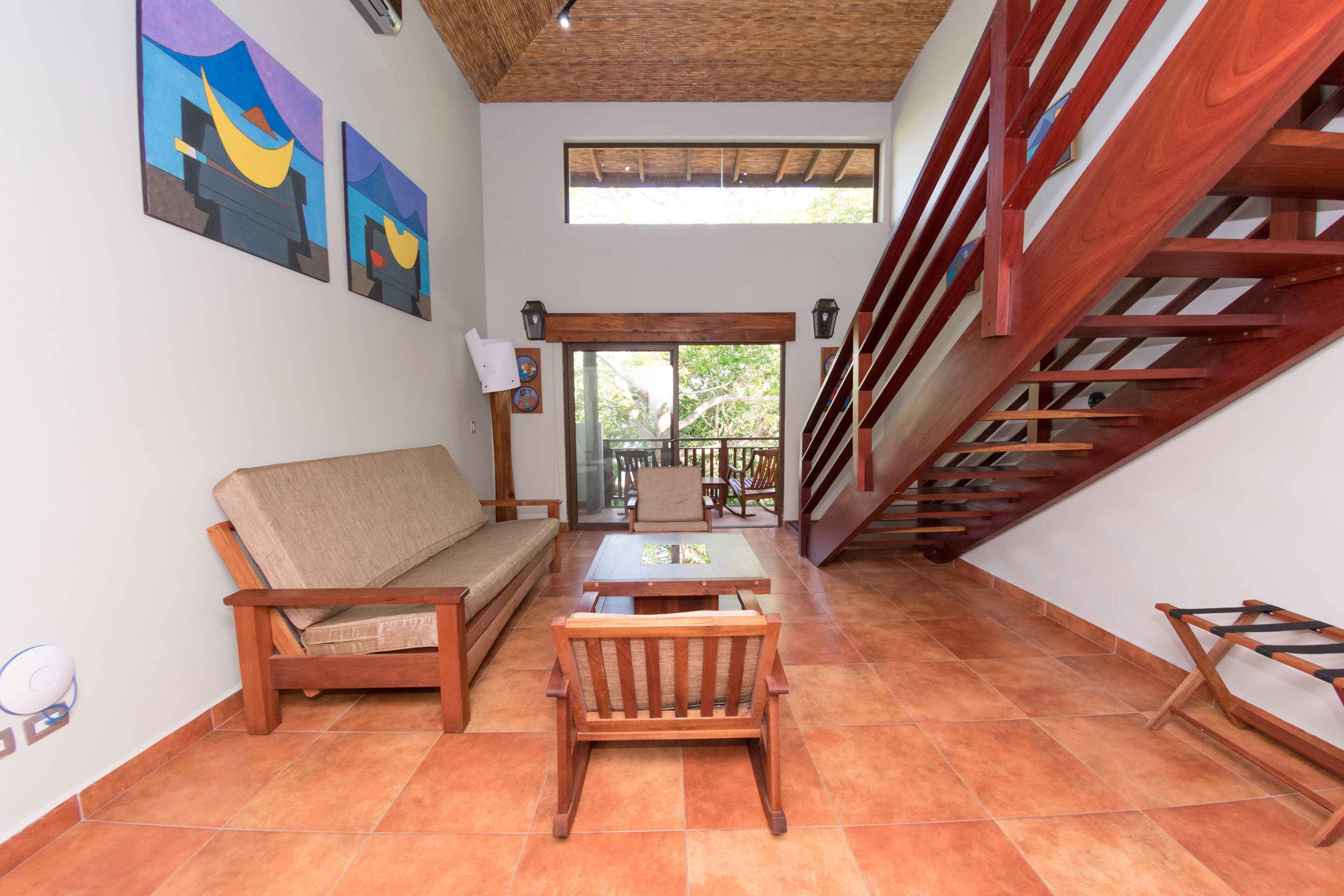 junior suite, 1 king bed | living area