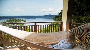 A hammock on a balcony overlooking a lake and mountains. - Pacaya Lodge & Spa (Catarina)