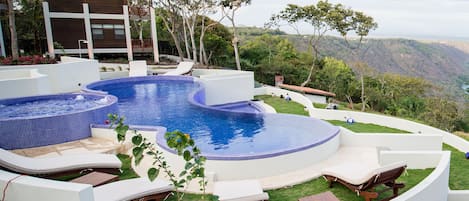 Alberca al aire libre y camastros