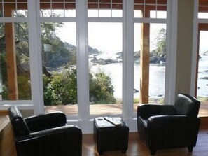 Casa superior, 3 habitaciones, vista al océano, frente al océano | Sala de estar | Chimenea 