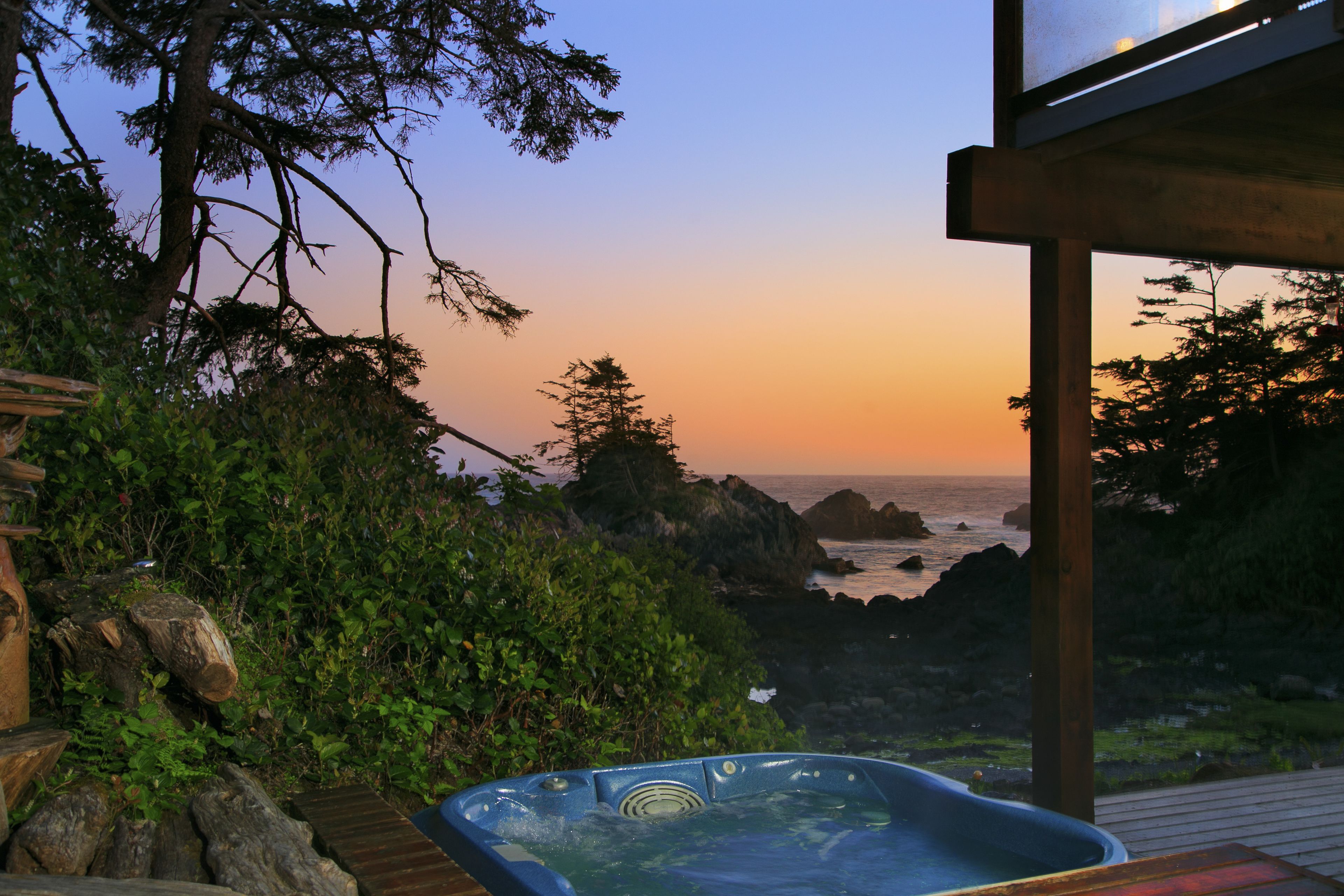 Outdoor spa tub