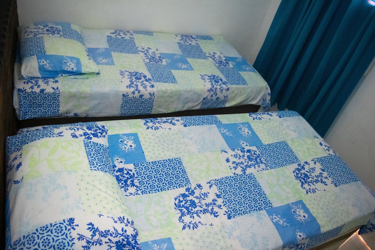 Habitación con 2 camas individuales | Minibar, cortinas opacas, wifi gratis y ropa de cama
