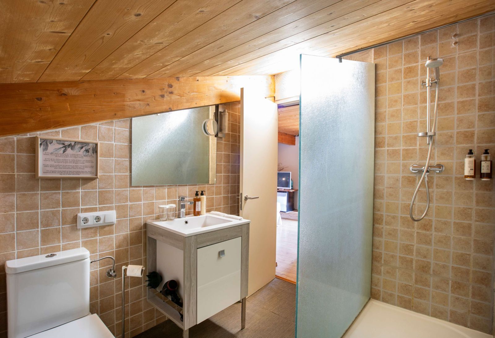 junior suite, terrace, bay view | bathroom | free toiletries, hair dryer, towels