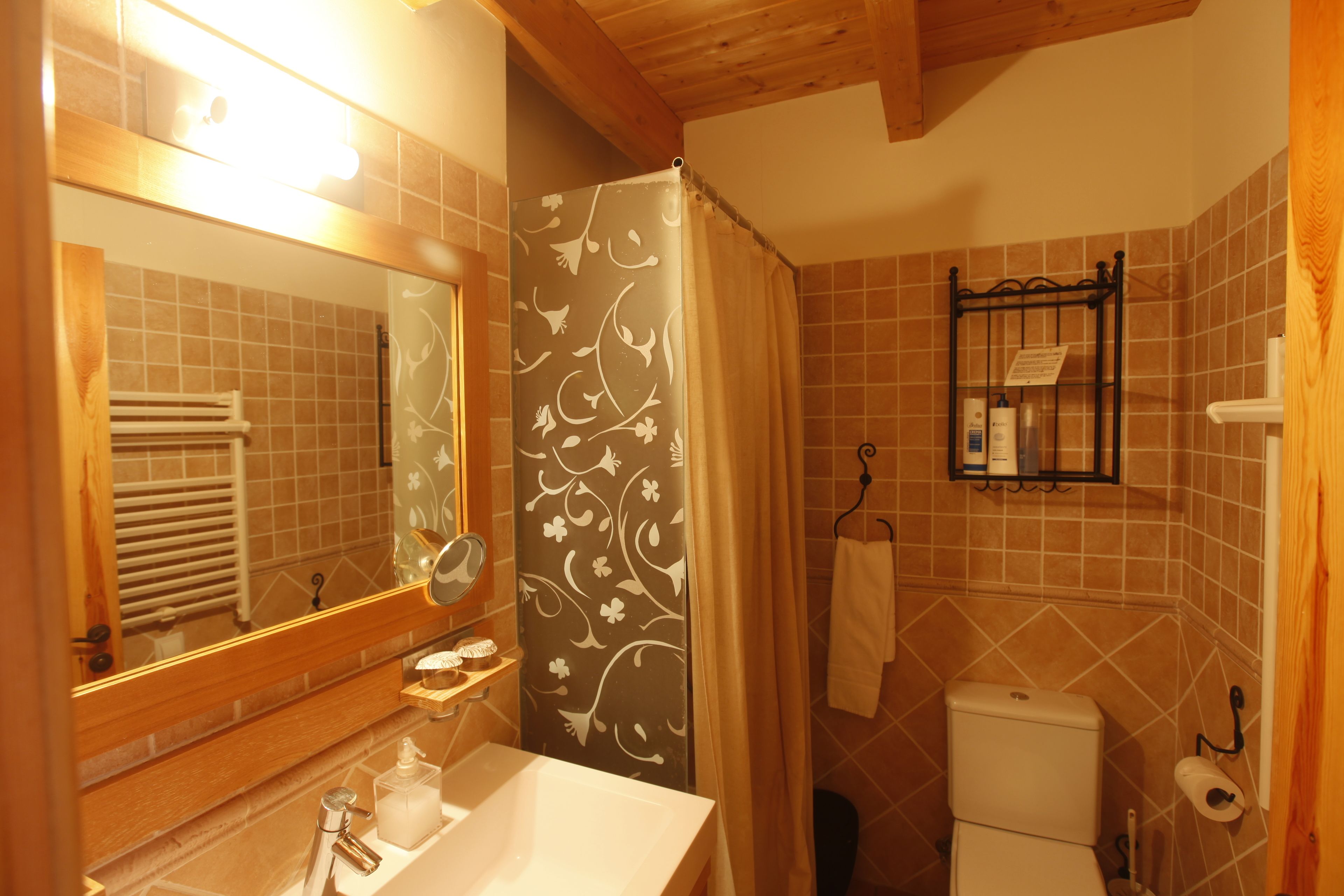 basic double room, 1 double bed | bathroom | free toiletries, hair dryer, towels