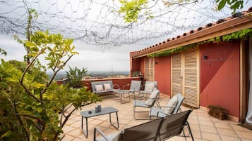 Junior suite, terras, uitzicht op de baai | Terras