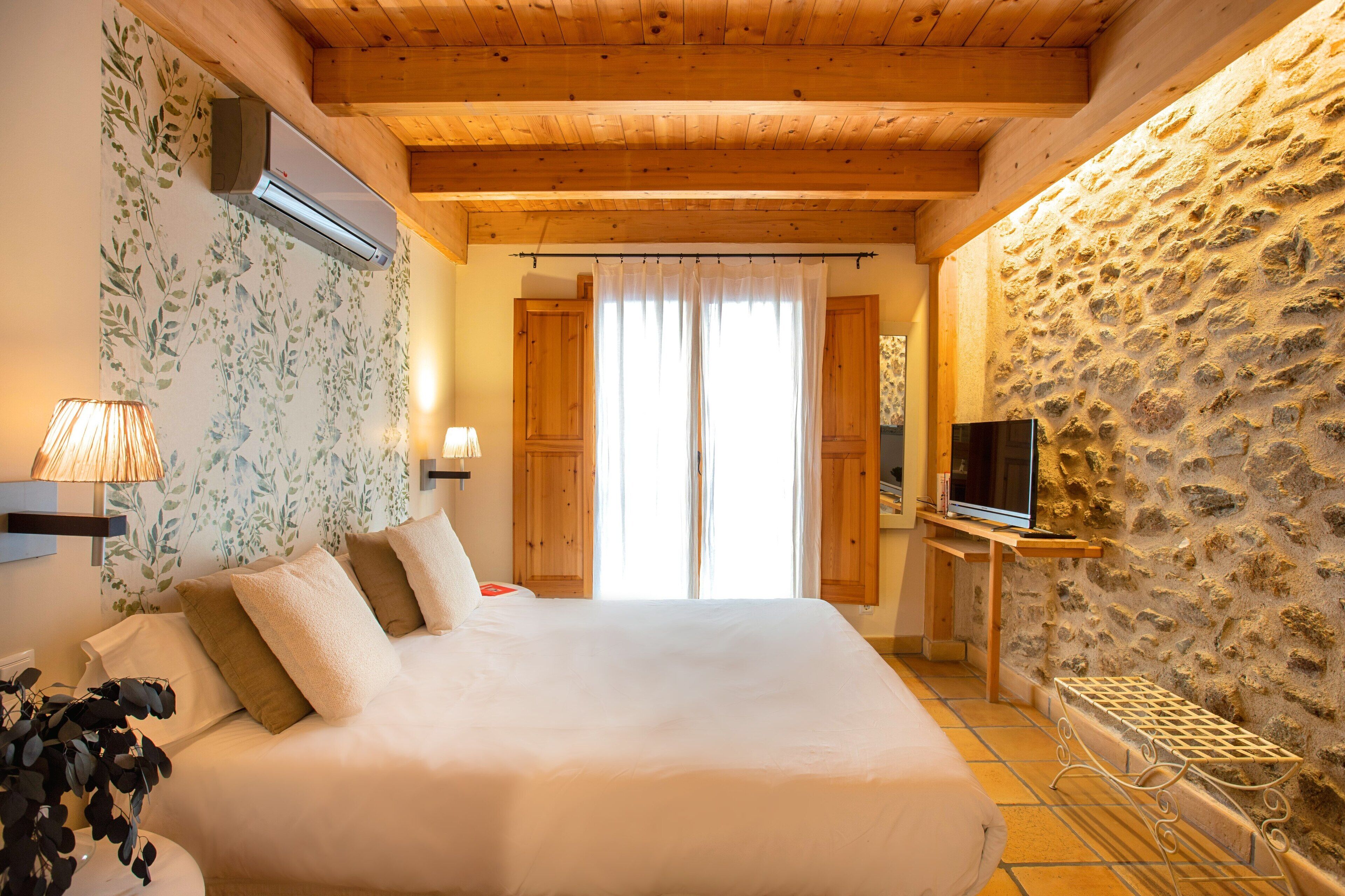 basic double room, 1 double bed | in-room safe, individually decorated, desk, laptop workspace