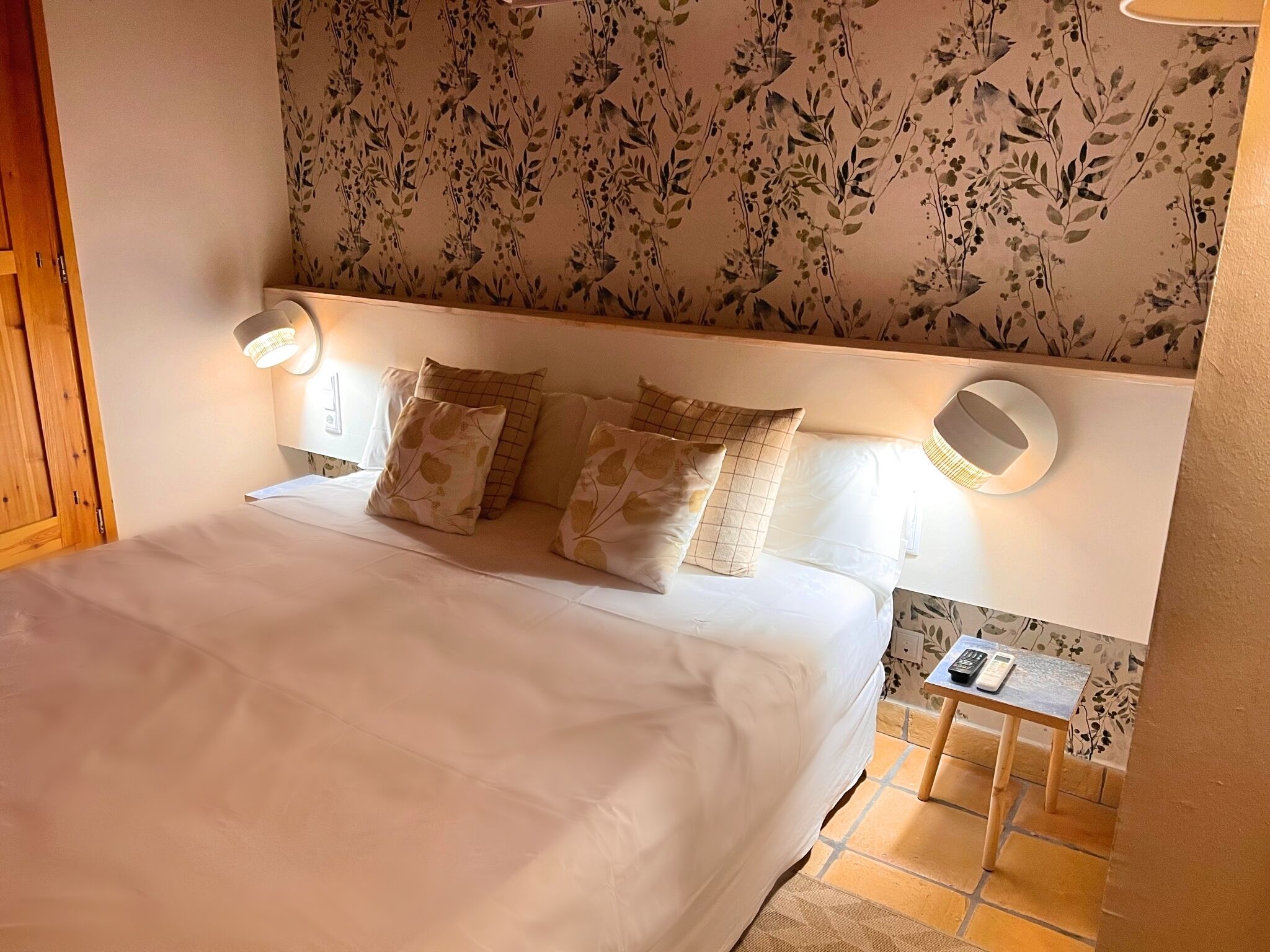 basic double room, 1 double bed | in-room safe, individually decorated, desk, laptop workspace