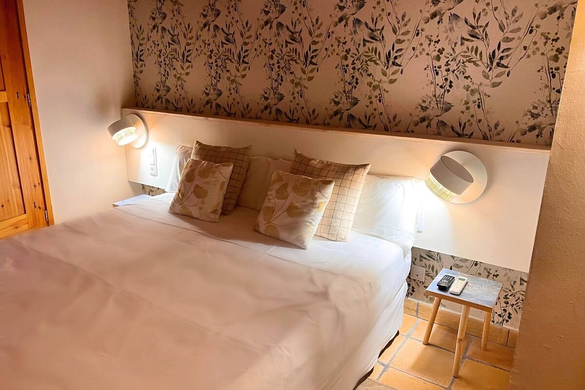 basic double room, 1 double bed | in-room safe, individually decorated, desk, laptop workspace