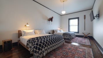 Habitación doble Deluxe | Área de sala de estar | Televisión de pantalla plana