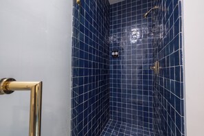 Premium bedding, in-room safe, soundproofing, free WiFi - Hotel Hardware (Dayton)