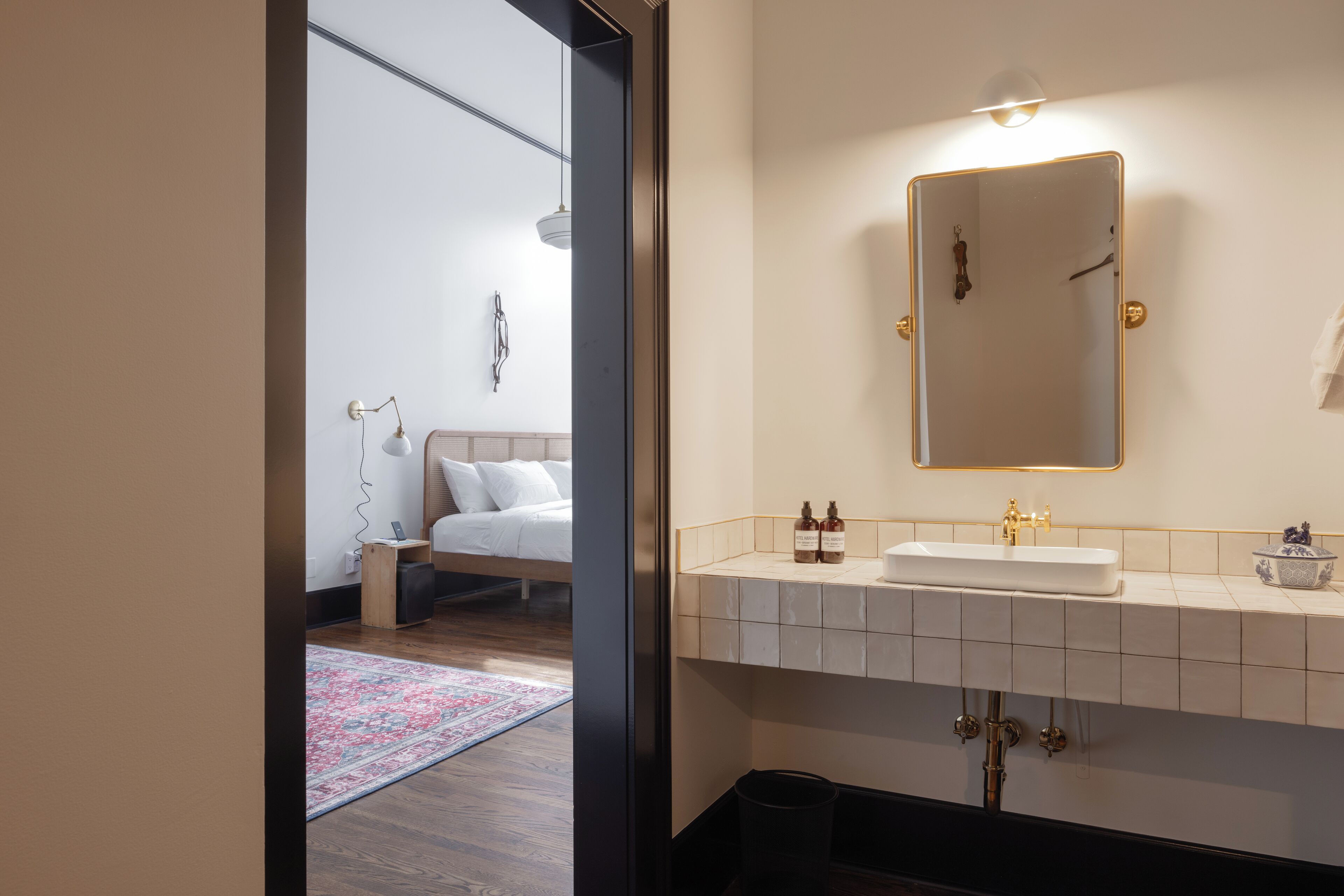 deluxe room | bathroom | combined shower/bathtub, hair dryer, towels