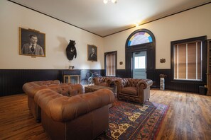 Lobby - Hotel Hardware (Dayton)