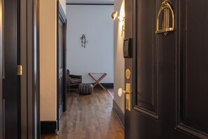 Deluxe Room | Premium bedding, in-room safe, soundproofing, free WiFi - Hotel Hardware (Dayton)