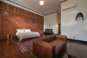 Presidential Room | Premium bedding, in-room safe, soundproofing, free WiFi - Hotel Hardware (Dayton)