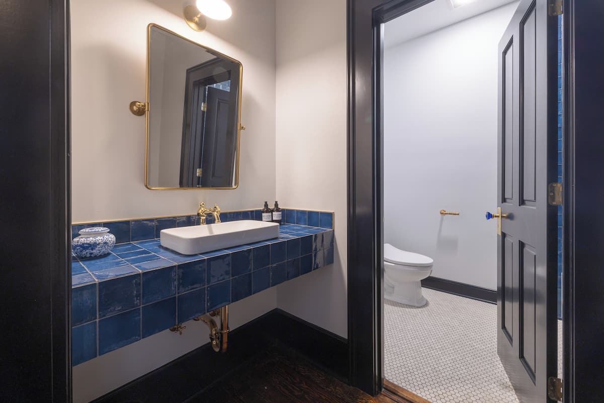 deluxe double room | bathroom | combined shower/bathtub, hair dryer, towels