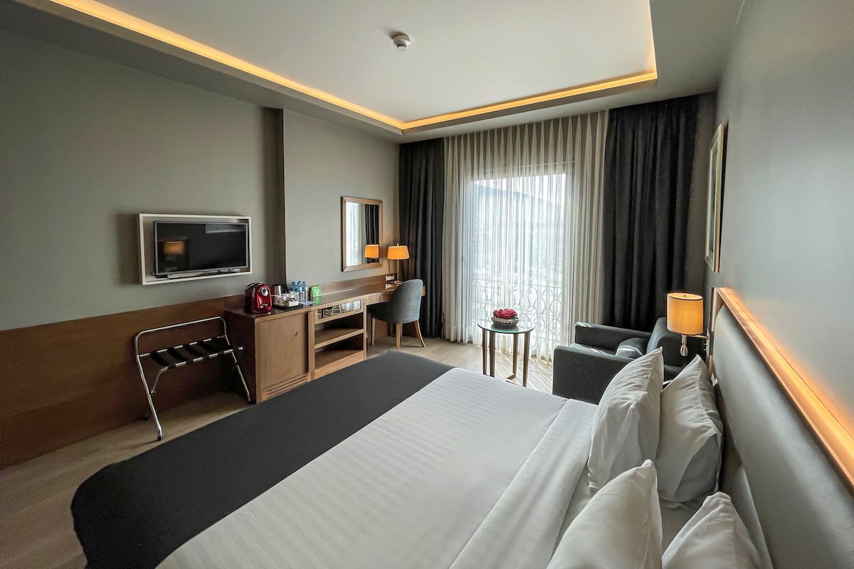 Premium kamer | Een minibar, een kluis op de kamer, een bureau, verduisterende gordijnen