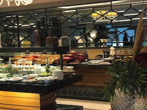 A buffet with various food items and a decorative bottle. - Holiday Inn Bursa - City Centre by IHG (Bursa)