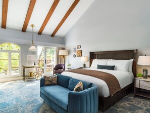 Premium bedding, down duvets, in-room safe, blackout curtains - Vinarosa Resort & Spa (Santa Rosa)