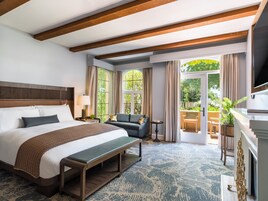 Fontana Accessible King | Premium bedding, down comforters, in-room safe, blackout drapes