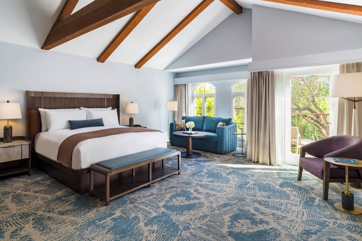 Premium bedding, down comforters, in-room safe, blackout drapes