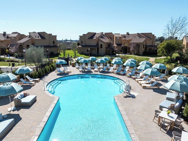 Alberca al aire libre y camas balinesas (con cargo) 