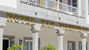 Un edificio con el letrero 