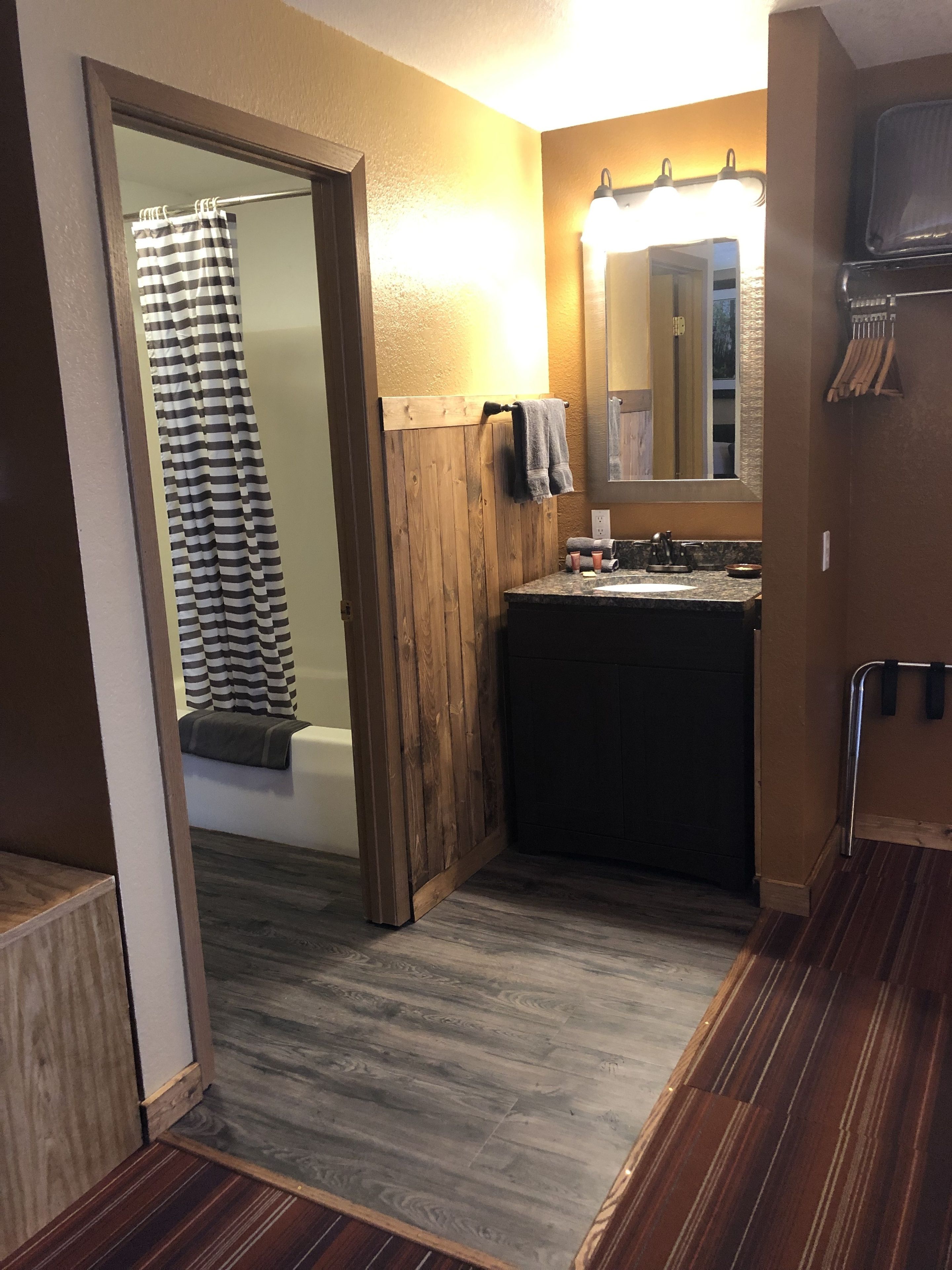 Habitación estándar, 1 cama de matrimonio grande | Lavabo del cuarto de baño