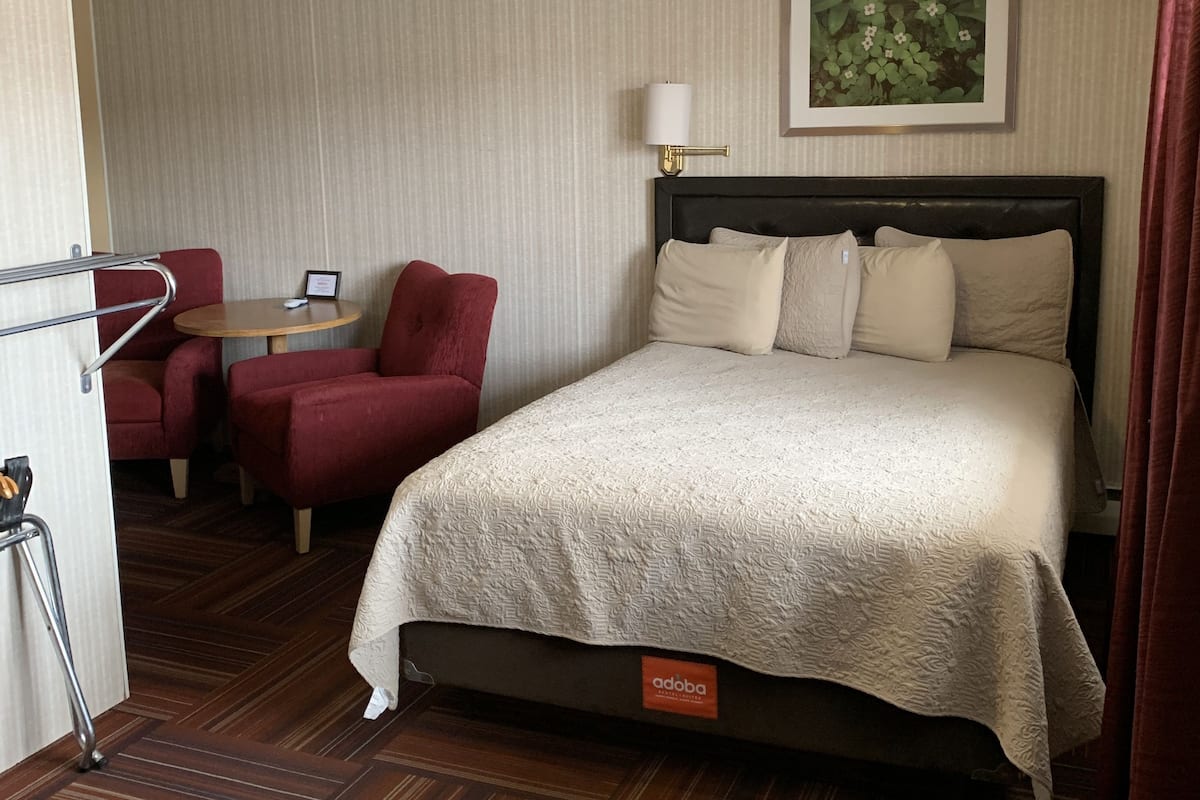 Habitación estándar, 1 cama Queen size | Ropa de cama de alta calidad, wifi gratis y acceso para silla de ruedas