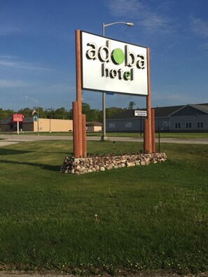 Une enseigne pour l'hôtel Adobe.