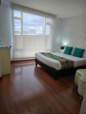 In-room safe, rollaway beds, free WiFi - Hotel Castellana 100 (Bogotá)