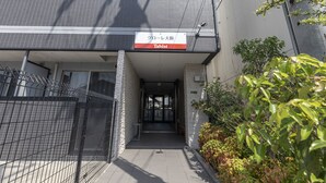 A building entrance with a sign reading "Groovy Tabist". - Tabist Gloire Osaka (Osaka)