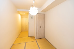 Traditionele driepersoonskamer (Japanese Style) | Verduisterende gordijnen, gratis wifi, beddengoed