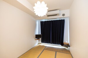 Traditionele driepersoonskamer (Japanese Style) | Verduisterende gordijnen, gratis wifi, beddengoed