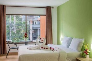 Escritorio, cortinas blackout, camas extra y wifi gratis 