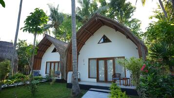 Superior tweepersoonskamer | Luxe beddengoed, een minibar, een kluis op de kamer, een bureau