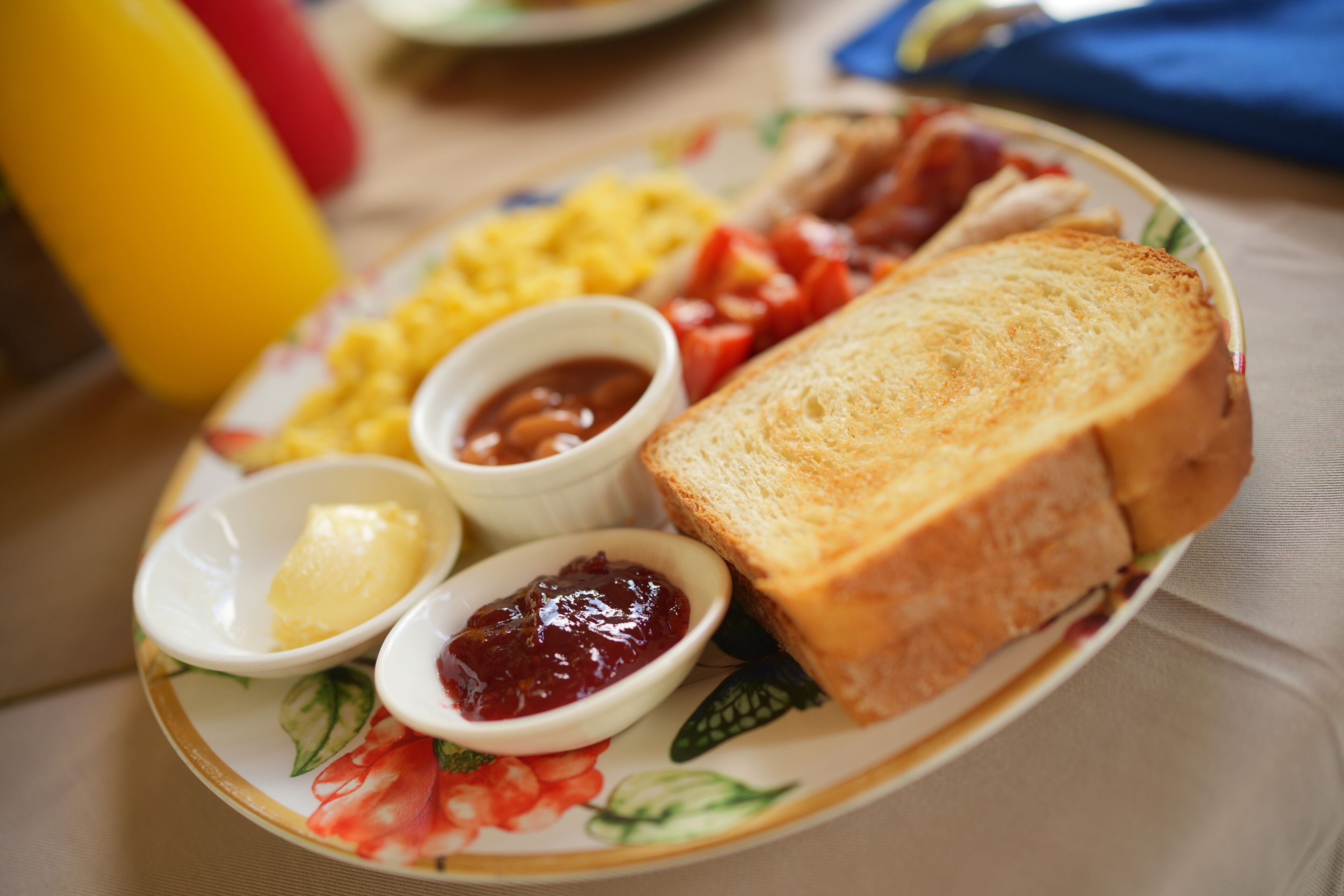 breakfast, lunch, dinner served; international cuisine