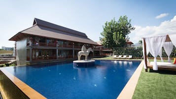 3 útilaugar, opið kl. 07:00 til kl. 19:00, sólhlífar, sólstólar