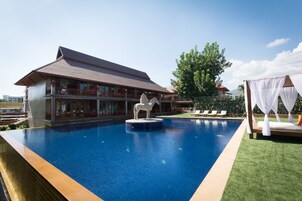 3 piscinas al aire libre, sombrillas, sillones reclinables de piscina