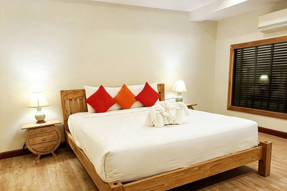 Luxe beddengoed, een kluis op de kamer, een bureau