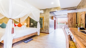 Une chambre à coucher avec un lit à baldaquin, une commode en bois et une vue sur l’extérieur.