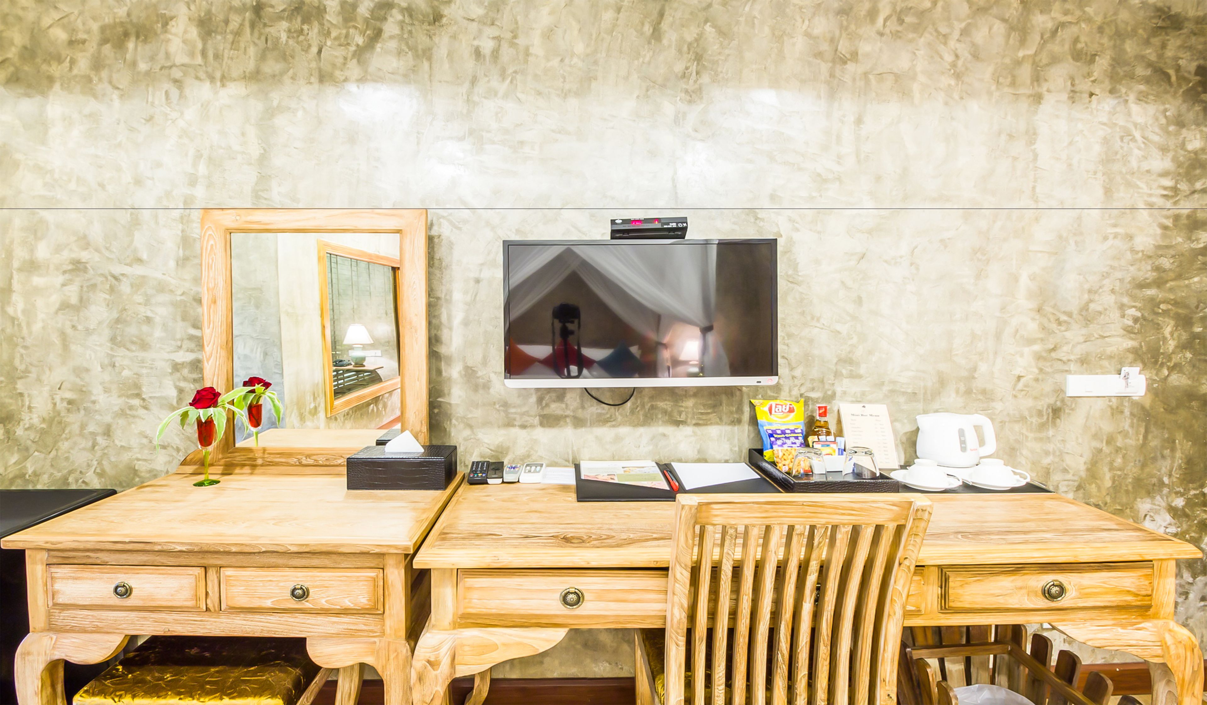 deluxe double room | living area | 32-inch led tv with cable channels, tv